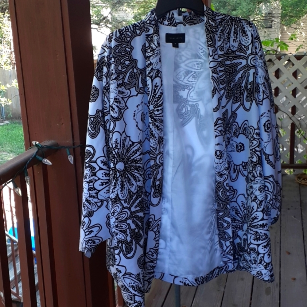 Investments fully lined  jacket 100% Polyester Size 18 black and white
